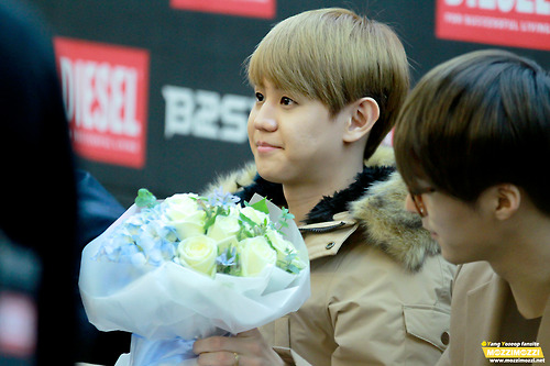 [PICS+GIFS] [27.11.12] Yoseob @ Diesel Fan Signing  Tumblr_me5hk6sqIB1rq0dcro2_500