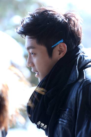 [PICS][08.12.12]  Doojoon on the way to Happy Together 3  Ec9ca4eb9190eca4802