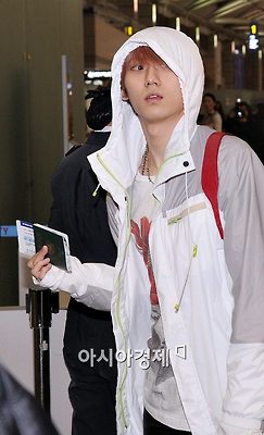 [PICS][09.11.12] Huynseung @ Incheon Airport to LA Tumblr_md812r6GrK1ry97tjo2_250