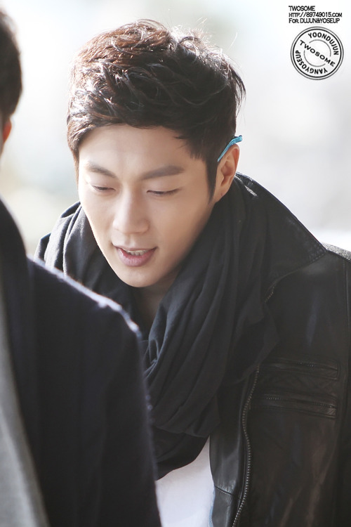 [PICS][08.12.12]  Doojoon on the way to Happy Together 3  Tumblr_mepvcmnq7G1qhteglo1_500