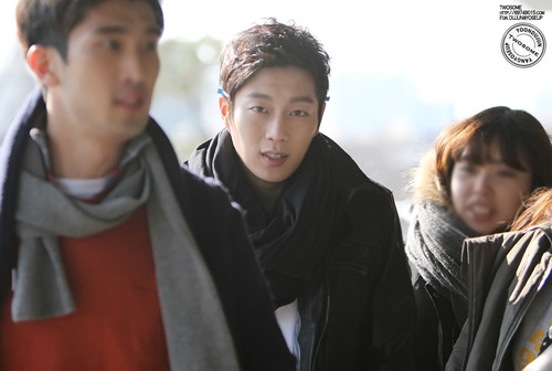 [PICS][08.12.12]  Doojoon on the way to Happy Together 3  Tumblr_mepvgaWNC61qhteglo1_500