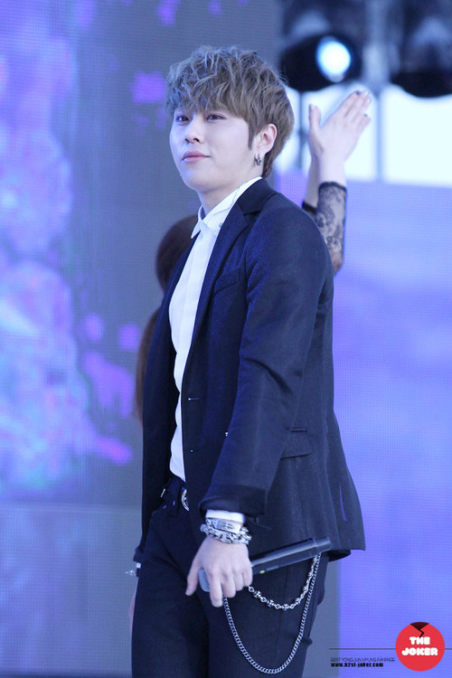 [PICS] [10.05.13] Junhyung @ Music Bank Osong Special Tumblr_mmlbygG7Mi1qc4drwo2_500_zps1f6d906a