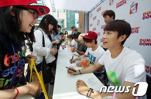 [PICS] [16.06.13] Doo Joon @Dunkin Donuts fansign Tumblr_moh5rtjIG51rjy0kxo1_500_zps52ddfd61