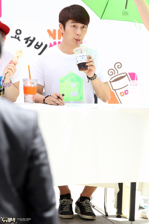 [PICS] [16.06.13] Doo Joon @Dunkin Donuts fansign Tumblr_mohmy4bPaf1r8h1ifo1_500_zps013778a4