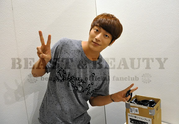 BEAST - [01.02.12] BEAST & BEAUTY   Fanclub oficial de Japon  Japanfan12