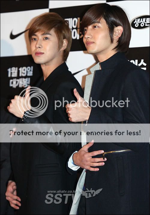 [Pics][03012012] HoMin at “Pacemaker” VIP premiere event  D000baa1cd11728baefc646