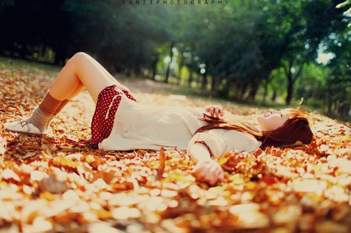 خـــــريـف فـى قـ♥ـلـبى ..  Autumn-bokeh-fashion-girl-Favim_com-120031