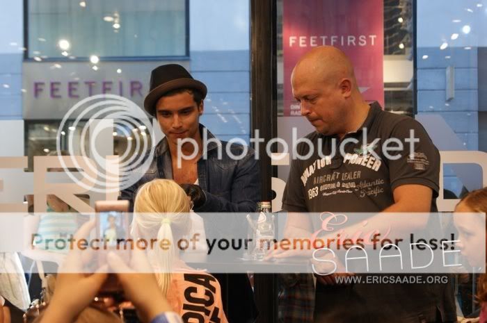 Autograph session at Åhléns City · June 29, 2011   010-1