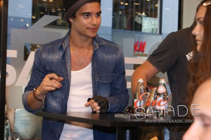 Autograph session at Åhléns City · June 29, 2011   015-2