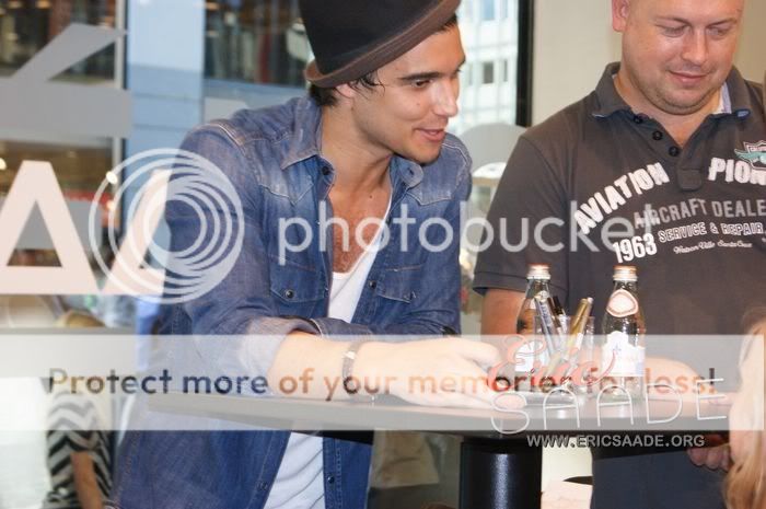 Autograph session at Åhléns City · June 29, 2011   016-2