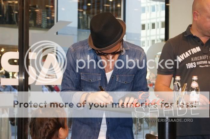 Autograph session at Åhléns City · June 29, 2011   020-1