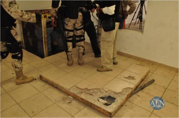 3 toneladas en "narco-túnel" de Tijuana a metros de comandancia de PFP (Policia Federal) 29/Noviembre/2011 14