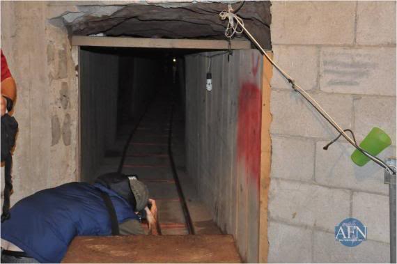 POLICIA - 3 toneladas en "narco-túnel" de Tijuana a metros de comandancia de PFP (Policia Federal) 29/Noviembre/2011 3-5