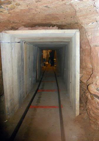 3 toneladas en "narco-túnel" de Tijuana a metros de comandancia de PFP (Policia Federal) 29/Noviembre/2011 386983-G