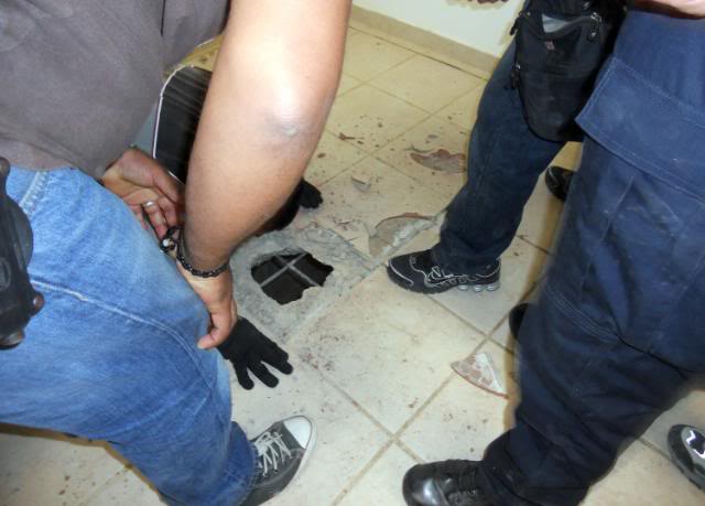 3 toneladas en "narco-túnel" de Tijuana a metros de comandancia de PFP (Policia Federal) 29/Noviembre/2011 386992-G