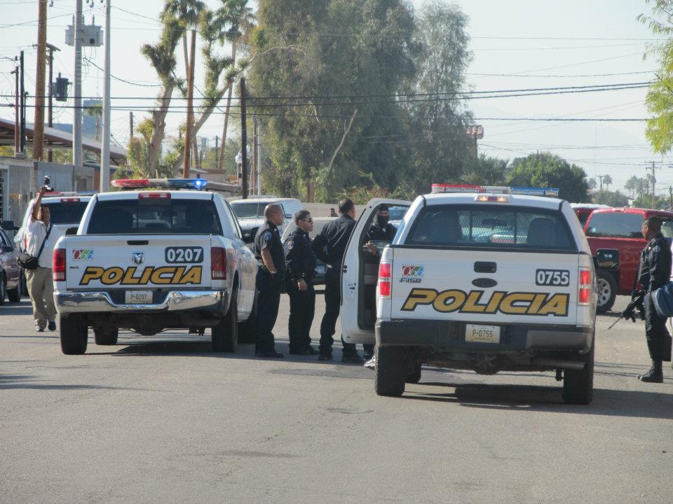 POLICIA - Ejecutan a supervisor de la Policia Municipal de Mexicali frente a UABC 403124_287898344600327_220522634671232_830934_527671996_n