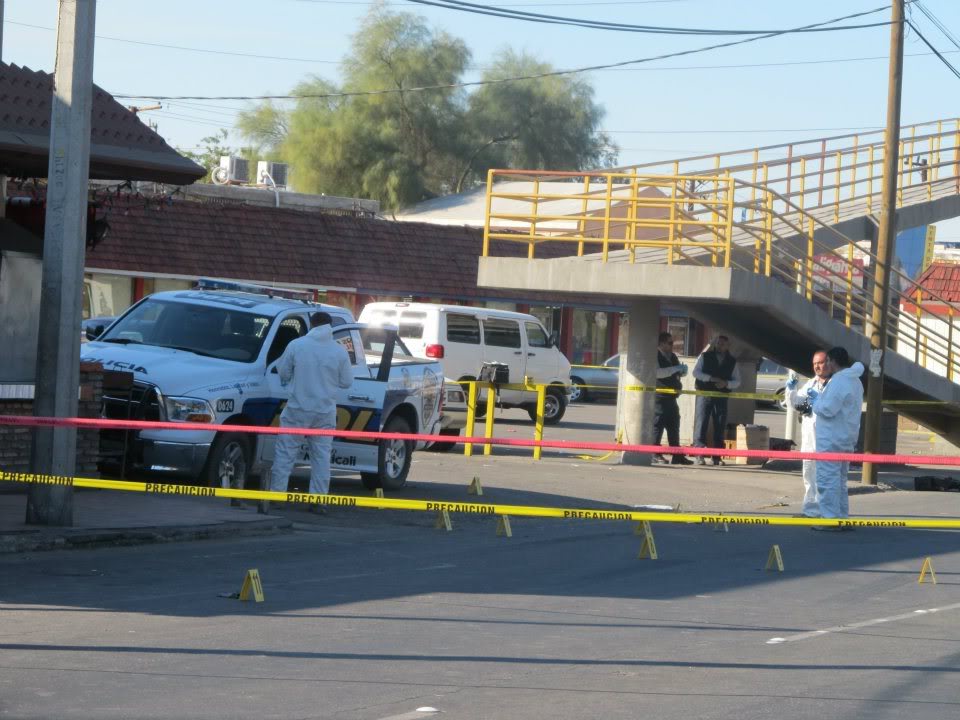 mexicali - Ejecutan a supervisor de la Policia Municipal de Mexicali frente a UABC 405521_287899817933513_220522634671232_830968_929615146_n