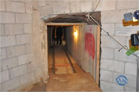 POLICIA - 3 toneladas en "narco-túnel" de Tijuana a metros de comandancia de PFP (Policia Federal) 29/Noviembre/2011 6-4