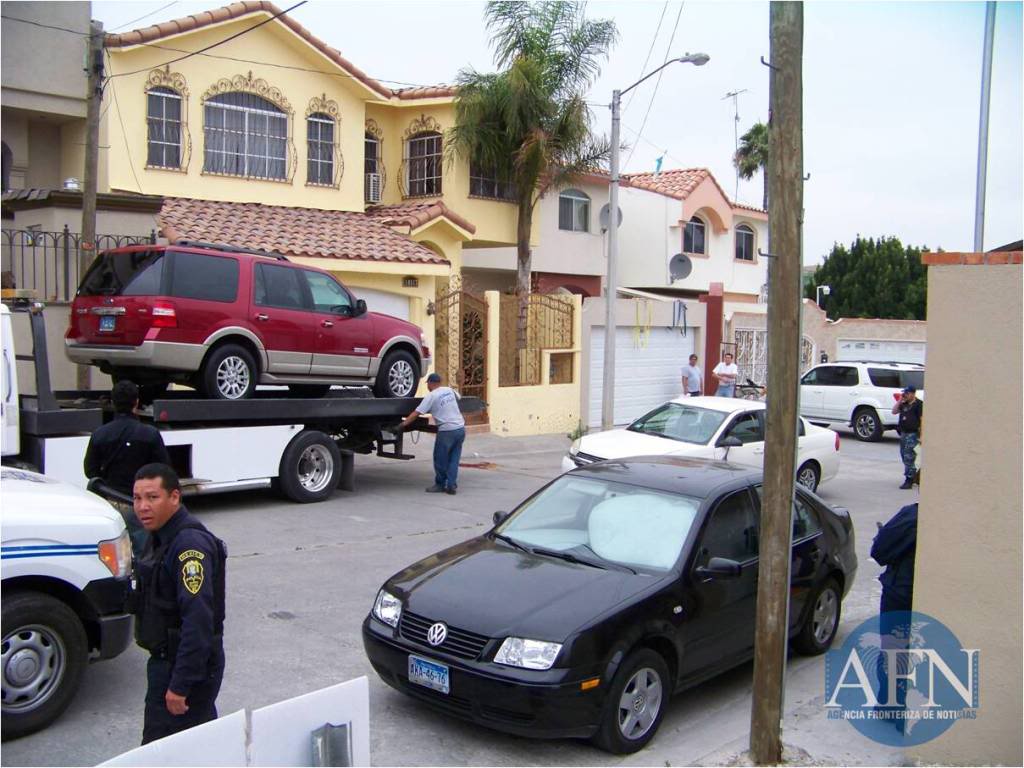 Ataque armado en Tijuana, 2 muertos, son ex-policias municipales Muertos_expoli_carro2