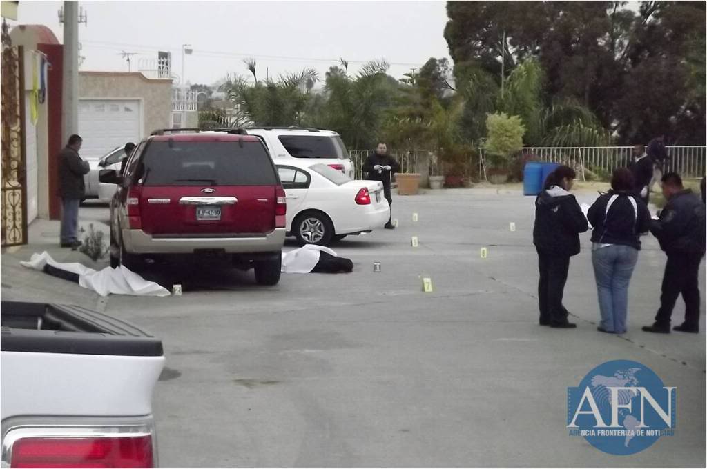 Ataque armado en Tijuana, 2 muertos, son ex-policias municipales Muertos_expoli_carro7
