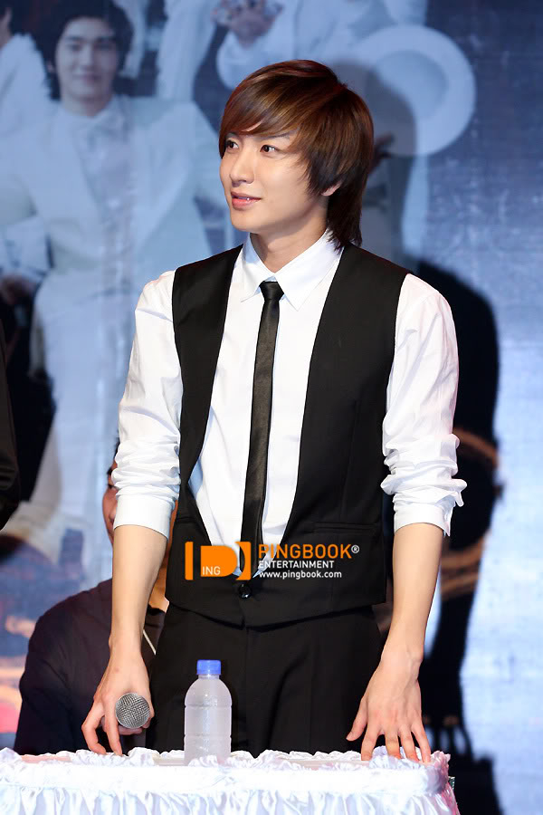 [PIX] 080527 THAILAND PRESS CON + FAN MEETING (FAN TAKEN PICS) 0000a