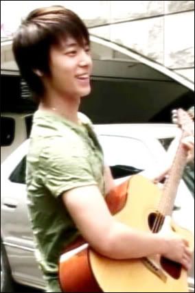 [PIX] playing guitar Donghae-2