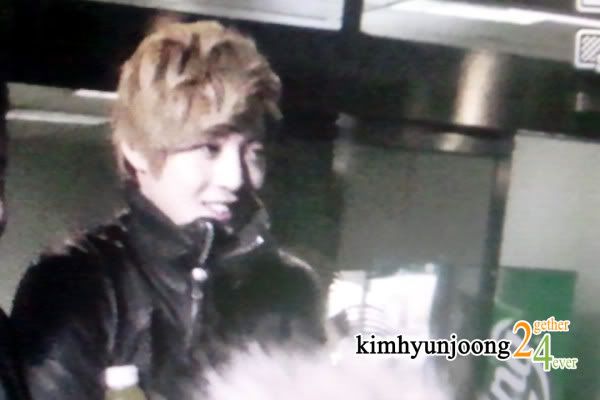 [HJL] Saliendo despues de la actuacion en 2011 SBS Gayo Daejun Festival [30.12.11]  30_3