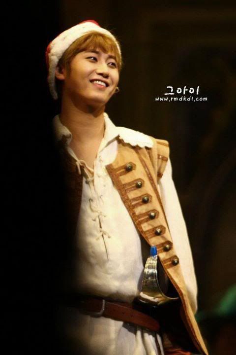 [YS] "The Three Musketeers" Musical Curtain Call [24.12.11] (4)   407466_215690528512905_145767695505189_483781_580110956_n