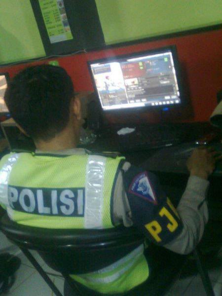 Polisi main Point Blank 199832_1635459851886_1398394480_31358910_3178168_n