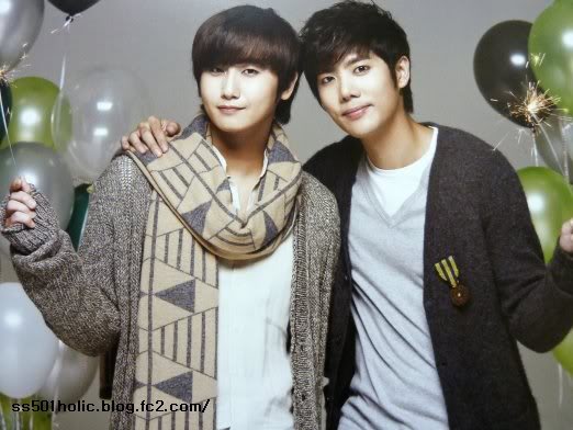 [scans] Heo Young Saeng & Kim Kyu Jong 『SEASON'S GREETINGS DOUBLE ATTRACTION』 386333_230654370337881_130589590344360_577158_1895051478_n