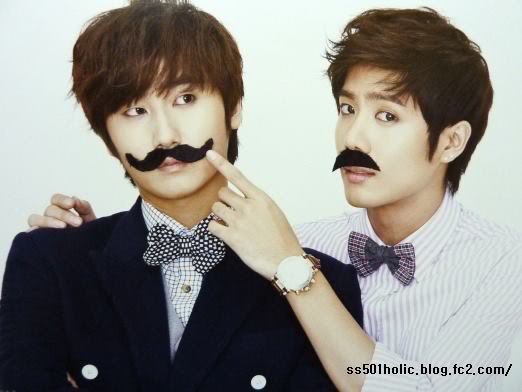 [scans] Heo Young Saeng & Kim Kyu Jong 『SEASON'S GREETINGS DOUBLE ATTRACTION』 390717_230654473671204_130589590344360_577161_1228918131_n