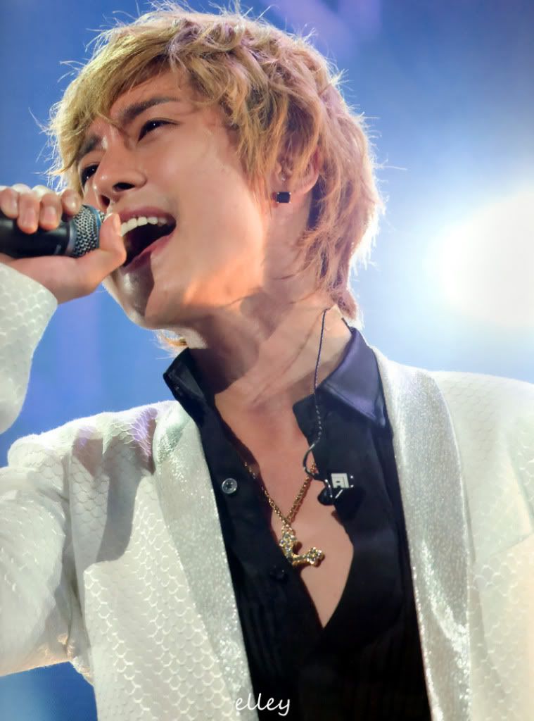 [scans] Kim Hyun Joong - "First Tour 2011 in Japan" - PIA Live Photo Magazine [04.12.11] (2) F21x