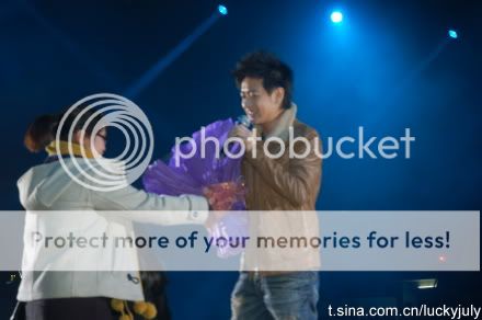 [Pics+video] Các hoạt động của Jimmy Lin năm 2011 57d12d41jw6dej942y8jpj