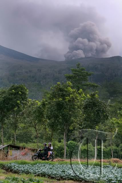 SEGUIMIENTO MUNDIAL DE VOLCANES DÍA TRAS DÍA . - Página 15 20110711rizky_adriansyah_gunung_lokon_05_copy