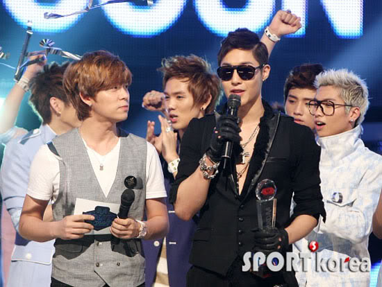 [HJL+YS] Mnet Countdown (16.6.11) 20110616_hyunjoong_2-1