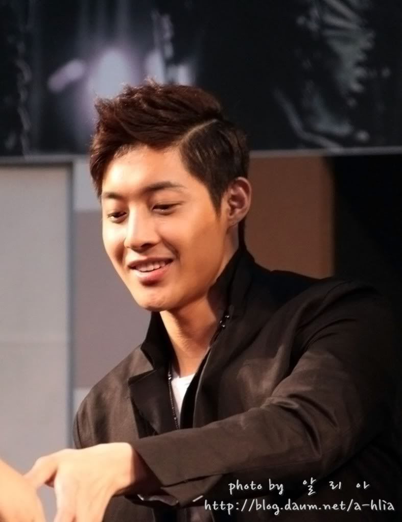 [HJL] ‘Break Down’ album fansign event (4) 2cb3094d2edc50de6738db66-1