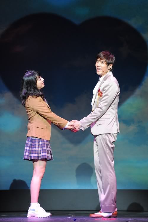 [trans+fotos] KyuJong - Primer dia de actuación en el Musical Goong B42bcfd10db76985b7fd48basdasd