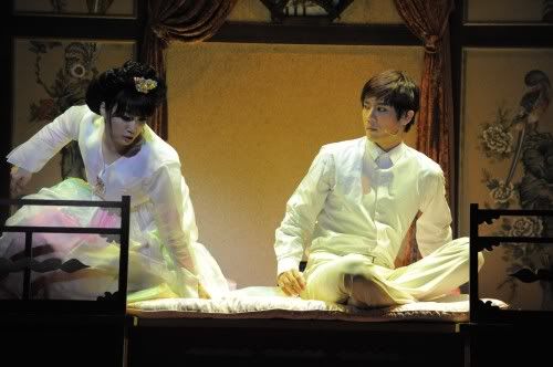 [trans+fotos] KyuJong - Primer dia de actuación en el Musical Goong F2bfd1c9970cc26be4dd3basas