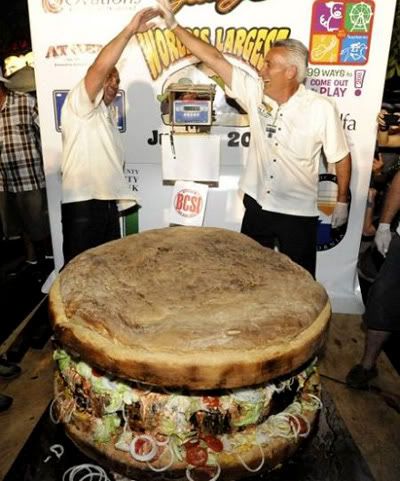 ^o^..Bánh hamburger nặng 353 kg..^o^ Largest-hamburger