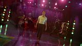 [Glee] Saison 4 - Episode 3 - Makeover  Th_044