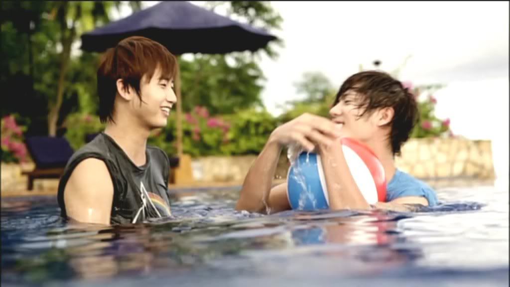 [scans-caps] KyuJong & YoungSaeng ‘Summer & Love’ Photobook CAPS (5) 192013_1686729616278_1478809955_31446773_3801264_o