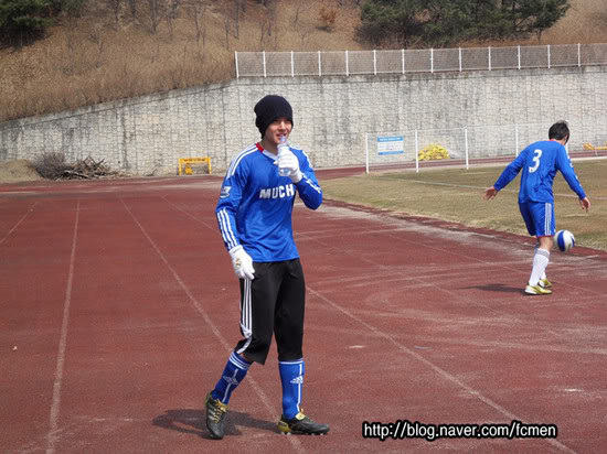 [trans+fotos] Kim Hyun Joong jugando a futbol 263328393