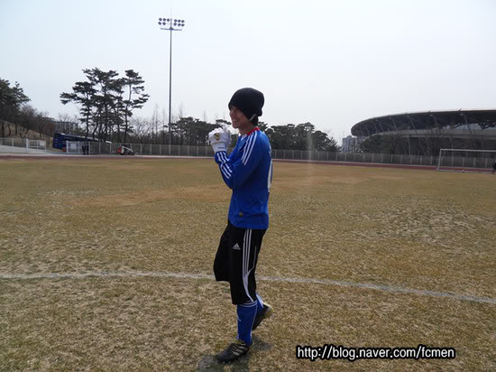 [trans+fotos] Kim Hyun Joong jugando a futbol 263328960