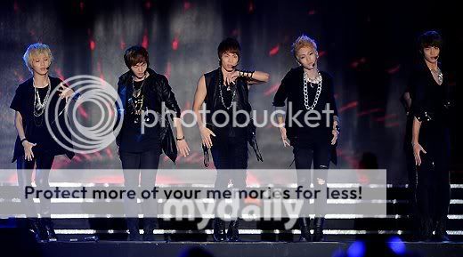 [031011] SHINee @ Hallyu Wave Dream Concert  313102_257527227618560_190204587684158_695421_883790396_n