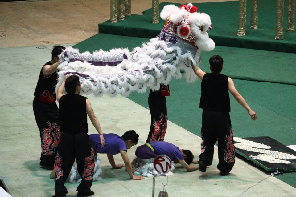 [Hinh] Ngày thi đấu đầu tiên giải gentting world lion dance championship 391359_475534372475518_1494697394_n