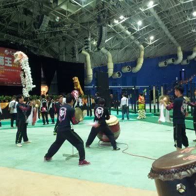[Hinh] Sự chuẩn bị của 1 số đội cho ngày thi đấu giải genting world championship liondance 2012 482140_475136185848670_826856186_n