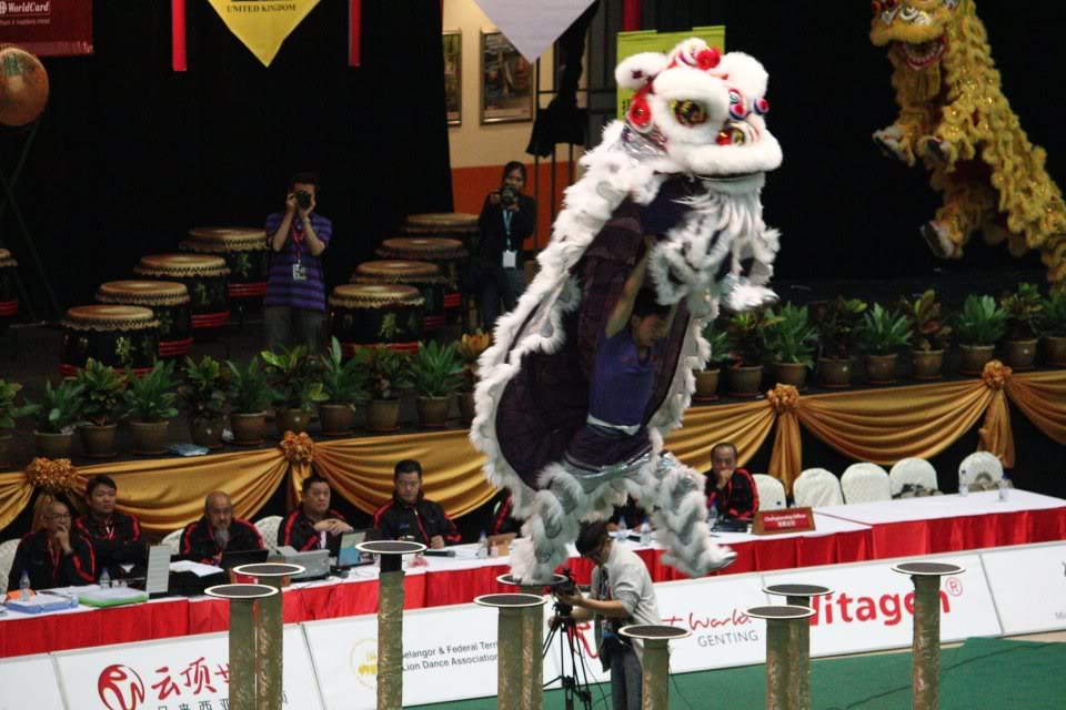 [Hinh] Ngày thi đấu đầu tiên giải gentting world lion dance championship 487858_475535655808723_1965728849_n