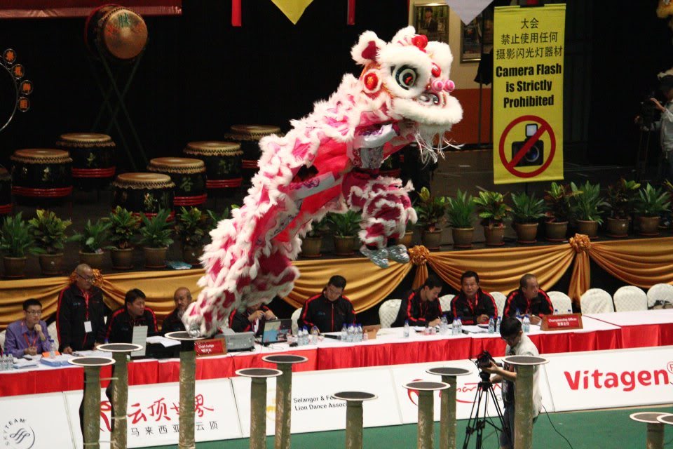 [Hinh] Ngày thi đấu đầu tiên giải gentting world lion dance championship 523775_475540539141568_1167060552_n