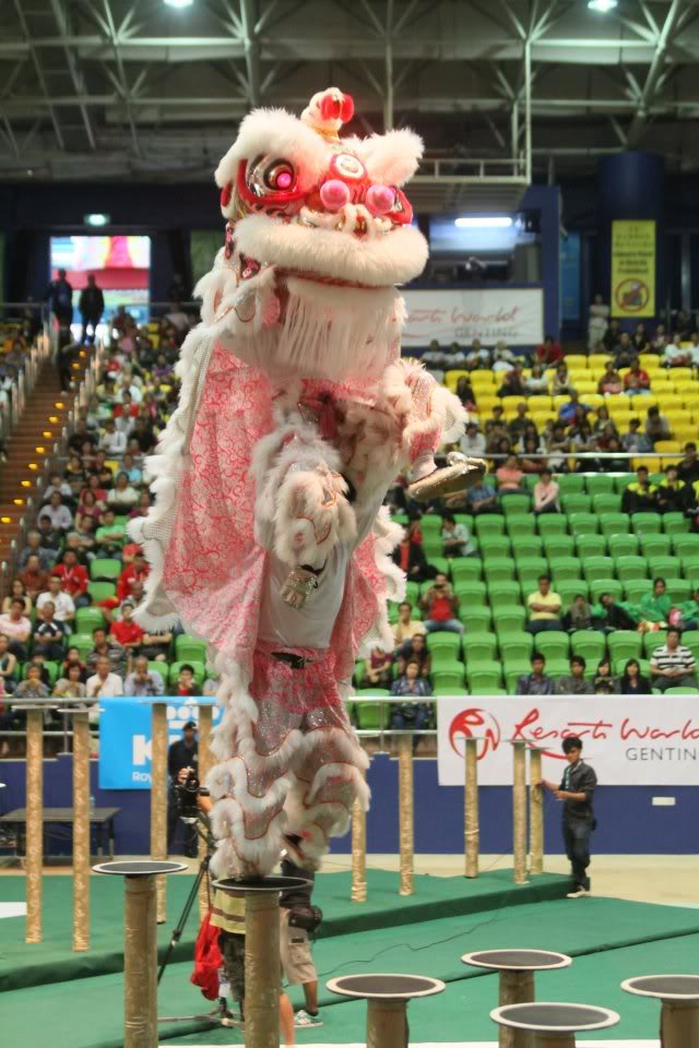 [Hinh] Ngày thi đấu đầu tiên giải gentting world lion dance championship 603552_475534005808888_1022403845_n