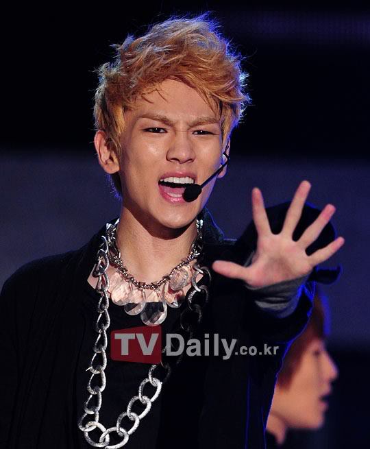 SHINee @ Hallyu Dream Concert [111003] 296967_274333839254135_204169252937261_943918_971186462_n